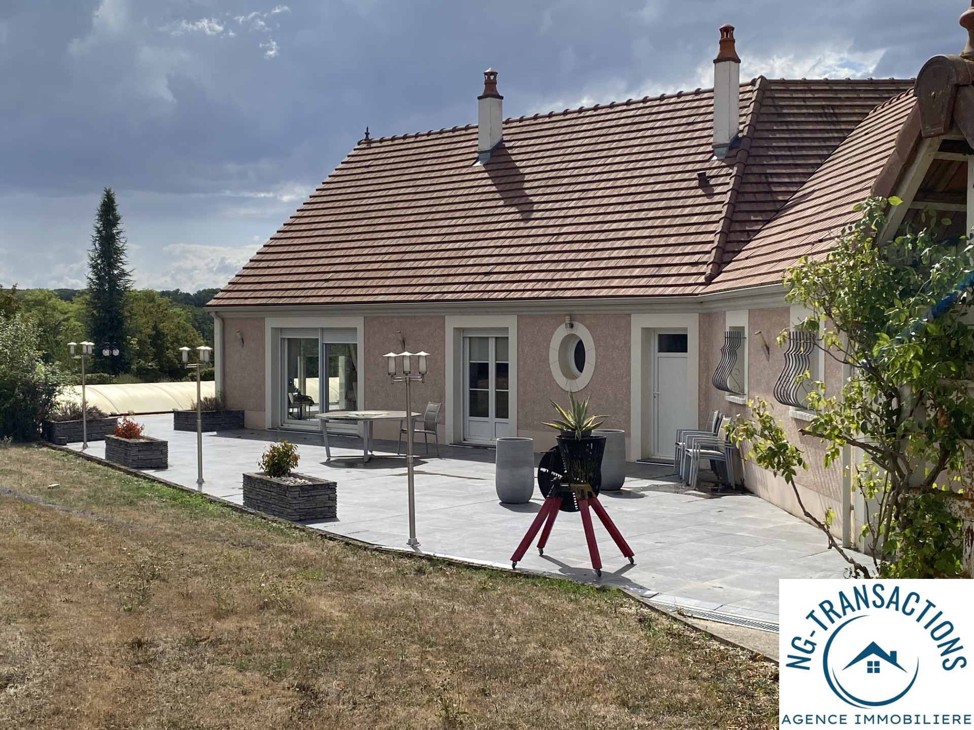 Belle maison de plain-pied avec une vue panoramique sur la c